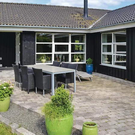 펜션 Four-bedroom In