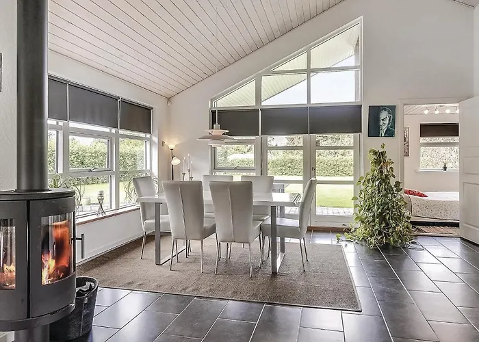 Four-bedroom In Casa vacanze *